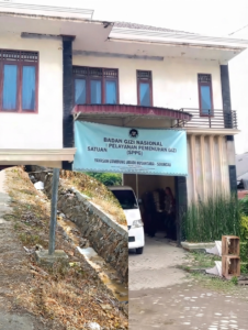 Sudah Berkali-kali Disorot, Limbah SPPG Sekincau 1 Masih Bermasalah: Teguran Satgas MBG Tak Digubris? Lampung Barat — Barata Persada. Persoalan pengelolaan limbah Satuan Pelayanan Pemenuhan Gizi (SPPG) Sekincau 1 kembali menuai sorotan. Setelah sebelumnya mendapat teguran dan perhatian dari Satgas MBG Kabupaten Lampung Barat, kini beredar kembali video yang memperlihatkan kondisi saluran pembuangan akhir yang diduga masih mengandung busa, kotoran, berwarna dan menimbulkan aroma tidak sedap. (16/08/2026) Kondisi tersebut memunculkan pertanyaan serius: sebenarnya pembenahan sistem pengolahan limbah SPPG Sekincau 1 sudah dilakukan atau belum? Jika memang telah dilakukan perbaikan Instalasi Pengolahan Air Limbah (IPAL), mengapa secara kasat mata kondisi saluran pembuangan masih memperlihatkan persoalan yang sama? Pertanyaan tersebut semakin relevan mengingat Pemerintah Kabupaten Lampung Barat sebelumnya telah menerbitkan Surat Edaran Bupati Lampung Barat Nomor 660/876/III.13/2026 mengenai pengelolaan limbah dan pemenuhan baku mutu air limbah. Persoalan ini juga dikaitkan dengan Keputusan Menteri Lingkungan Hidup Nomor 2760 Tahun 2025. Namun, keberadaan regulasi tentu tidak cukup apabila hanya berhenti di atas kertas. Persoalan limbah SPPG Sekincau 1 diketahui bukan kali pertama mencuat. Pada Juli 2026, Satgas MBG Kecamatan Sekincau telah melakukan peninjauan lapangan dan menemukan kondisi air limbah yang disebut masih mengandung endapan minyak dan kotoran, disertai busa serta aroma tidak sedap. Limbah juga disebut mengalir menuju drainase dan area perkebunan warga. Temuan tersebut semestinya menjadi alarm keras bagi pengelola maupun instansi yang memiliki kewenangan melakukan pengawasan. Namun kini, muncul kembali video yang memperlihatkan kondisi saluran pembuangan akhir yang secara visual masih menunjukkan adanya busa dan kotoran. Apabila kondisi tersebut benar dan berasal dari aktivitas pengolahan makanan SPPG, maka persoalannya tidak bisa lagi dianggap sebagai persoalan teknis biasa. Ini menyangkut kepatuhan terhadap ketentuan lingkungan, kesehatan masyarakat dan kredibilitas program MBG itu sendiri. (Arico alansyah -kabiro Barata persada -Lampung barat)