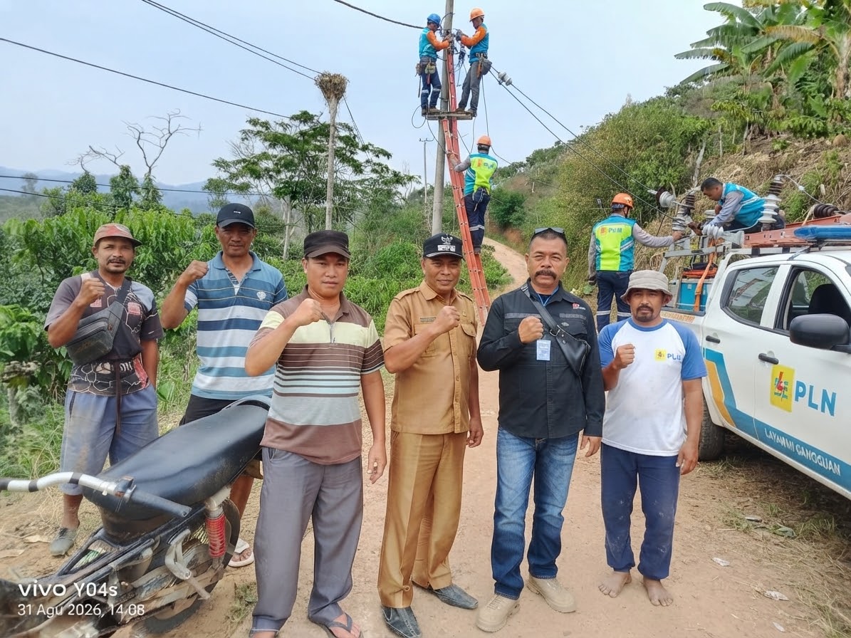 PLN Gerak Cepat Tangani Gangguan Listrik Pasca Laporan Media Barata Persada BARATA PERSADA, LAMPUNG BARAT– PT PLN (Persero) langsung menerjunkan tim teknis ke lapangan guna menangani keluhan gangguan infrastruktur kelistrikan, hanya Dua Hari setelah adanya pemberitaan dari media Barata Persada.Laporan media sebelumnya menyoroti adanya kerusakan fasilitas jaringan listrik yang mengganggu aktivitas warga setempat. Menanggapi informasi tersebut, Manajer Unit Layanan Pelanggan (ULP) PLN menyampaikan apresiasinya terhadap fungsi kontrol sosial yang dijalankan oleh media massa."Kami berterima kasih atas laporan cepat dari rekan-rekan media Barata Persada. Informasi ini sangat membantu kami dalam memetakan titik gangguan secara akurat di lapangan," Arico alansyah -kabiro Barata persada Lampung Barat 