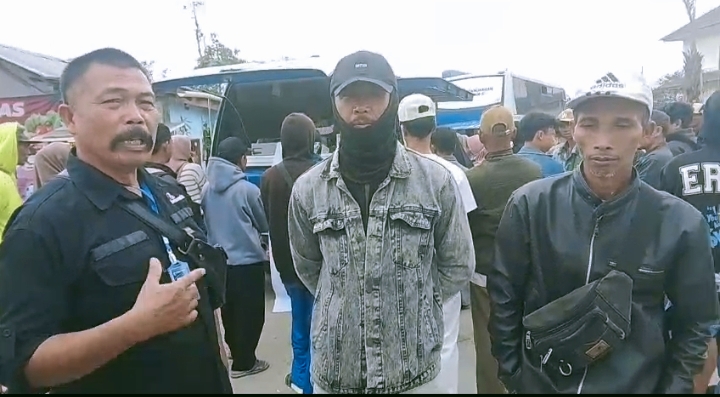 Masyarakat Lampung Barat Apresiasi Samsat Keliling dan Layanan Perpanjangan SIM di Sekincau dan Pajar BulanLAMPUNG BARAT — Masyarakat Kabupaten Lampung Barat menyampaikan apresiasi dan rasa terima kasih atas hadirnya layanan Samsat Keliling serta pelayanan perpanjangan Surat Izin Mengemudi (SIM) yang tersedia di wilayah Pasar Sekincau dan Pajar Bulan. Dengan adanya pelayanan tersebut, masyarakat merasa sangat terbantu karena tidak perlu lagi menempuh perjalanan jauh ke Way Mengaku, Liwa, untuk mengurus berbagai keperluan administrasi kendaraan maupun perpanjangan SIM. “Kami sangat berterima kasih dengan adanya pelayanan Samsat Keliling dan perpanjangan SIM di Sekincau dan Pajar Bulan. Jadi masyarakat tidak perlu ribet dan jauh-jauh ke Way Mengaku, Liwa,” ujar salah seorang warga. Menurut masyarakat, keberadaan layanan keliling tersebut menjadi bentuk pelayanan publik yang memudahkan warga, khususnya bagi masyarakat yang berada jauh dari pusat pemerintahan Kabupaten Lampung Barat. Warga berharap pelayanan seperti ini dapat terus dilaksanakan secara rutin dan menjangkau lebih banyak wilayah di Lampung Barat. Masyarakat berharap pelayanan publik semakin dekat, cepat, dan mudah diakses oleh seluruh warga.