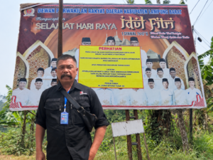 Bertahun-tahun Berdiri Tanpa Izin, Billboard DPRD Lampung Barat Akhirnya Dibongkar Setelah Diprotes Pemilik Lahan LAMPUNG BARAT — Sebuah billboard yang berkaitan dengan DPRD Kabupaten Lampung Barat yang disebut telah berdiri selama bertahun-tahun di atas lahan milik warga akhirnya dibongkar setelah mendapat protes dari pemilik lahan, Hi. Syarif Efendi Yusuf, S.H. Menurut keterangan pemilik lahan, keberadaan billboard tersebut dipersoalkan karena diduga dipasang tanpa adanya izin atau persetujuan dari pemilik lahan. Keberadaan billboard itu disebut telah berlangsung selama bertahun-tahun sebelum akhirnya pemilik lahan menyampaikan keberatan. Setelah adanya protes tersebut, billboard kemudian dibongkar oleh pihak Humas DPRD Lampung Barat.
Pembongkaran tersebut menjadi perhatian karena persoalan penggunaan lahan untuk pemasangan billboard menyangkut hak pemilik lahan dan seharusnya dilakukan berdasarkan izin maupun kesepakatan yang jelas. Hi. Syarif Efendi Yusuf, S.H. berharap ke depan setiap pemasangan billboard atau papan informasi di atas lahan milik masyarakat dilakukan dengan prosedur dan izin yang jelas, sehingga tidak menimbulkan persoalan di kemudian hari. Sementara itu, pihak Humas DPRD Lampung Barat diharapkan memberikan penjelasan mengenai dasar pemasangan billboard tersebut, termasuk proses perizinan dan alasan pembongkarannya setelah adanya protes dari pemilik lahan. Catatan: Untuk menjaga keberimbangan pemberitaan, pihak DPRD/Humas DPRD Lampung Barat sebaiknya diberi ruang untuk memberikan klarifikasi atau hak jawab terkait persoalan tersebut.
