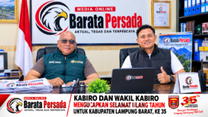 KABIRO DAN WAKIL KABIRO BARATA PERSADA LAMPUNG BARAT UCAPKAN SELAMAT HUT KE-35 KABUPATEN LAMPUNG BARAT Lampung Barat, 24 September 2026 — Keluarga besar Media Barata Persada Lampung Barat menyampaikan ucapan selamat Hari Ulang Tahun (HUT) ke-35 Kabupaten Lampung Barat. Ucapan tersebut disampaikan oleh Kabiro dan Wakil Kabiro Barata Persada Lampung Barat sebagai bentuk apresiasi dan doa bagi Kabupaten Lampung Barat yang terus berkembang serta memberikan pelayanan terbaik bagi masyarakat. “Selamat Hari Ulang Tahun ke-35 Kabupaten Lampung Barat. Semoga di usia ke-35 tahun ini, Kabupaten Lampung Barat semakin maju, sejahtera, aman, dan terus berkembang demi kepentingan masyarakat,” demikian harapan yang disampaikan jajaran Barata Persada Lampung Barat. Momentum HUT ke-35 ini diharapkan menjadi refleksi bersama untuk terus memperkuat semangat pembangunan, kebersamaan, serta pelayanan publik di seluruh wilayah Kabupaten Lampung Barat. Media Barata Persada Lampung Barat juga berharap seluruh elemen masyarakat dapat terus menjaga persatuan dan turut berkontribusi dalam pembangunan daerah. “Mari bersama membangun Lampung Barat yang lebih baik, maju, dan semakin membanggakan.” Media Barata Persada Aktual, Tegas dan Terpercaya